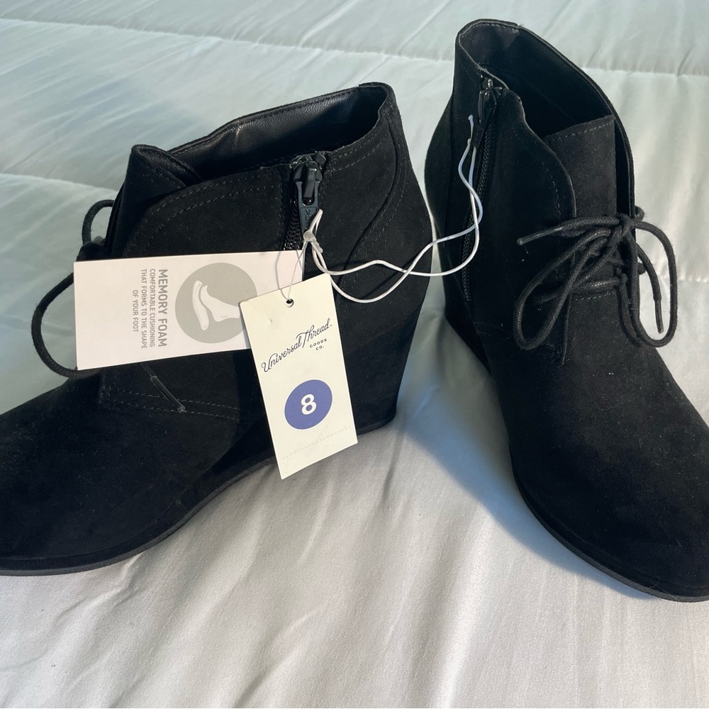 Universal thread wedge boots size 8